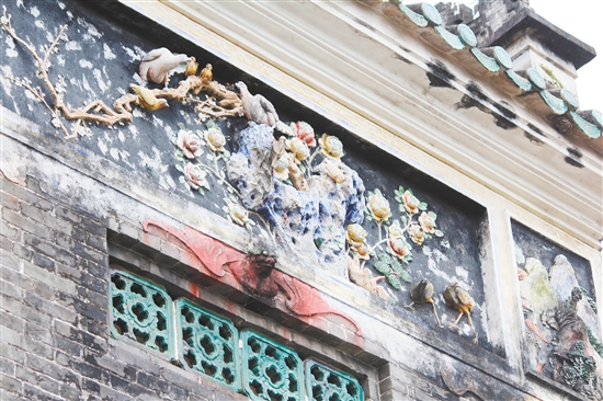 雕刻的花卉、壁画虽因年代久远而显得有些陈旧,但正因为这些岁月痕迹,更显韵味。