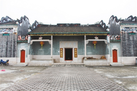 古祠就坐落于文楼村内的茶山脚下,这里视野开阔,更显得古祠气势恢宏,极具规模。