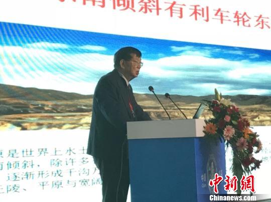 图为专家作主题演讲。 闫姣 摄