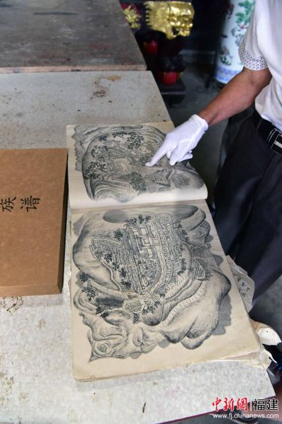 桂峰村蔡氏百年族谱书画如新。 近日,在村中的蔡氏宗祠相对完整保存着《桂峰蔡氏族谱》。