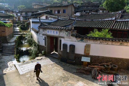 近日,在村中的蔡氏宗祠相对完整保存着《桂峰蔡氏族谱》,其中不乏乾隆年间、嘉庆年间修纂的族谱。