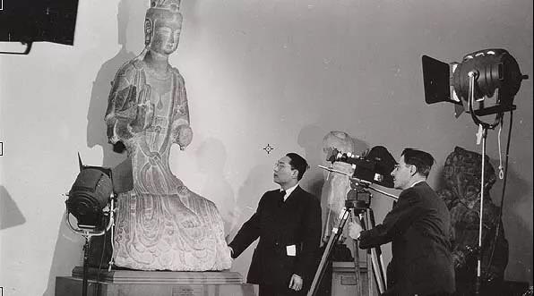 翁万戈与摄影师斯坦纳在博物馆(约1950年)
