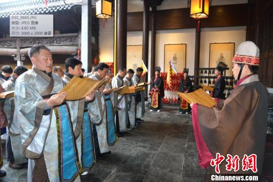 韩国朱子后裔一行诵读朱子家训,品味先贤的智慧哲思。 程新德 摄