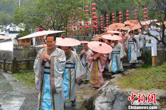 韩国朱子后裔一行换好汉服,缓步进入熹园。 程新德 摄