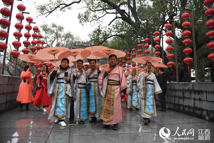 韩国朱子后裔来到江西婺源寻根问祖,表达对祖先的追思。