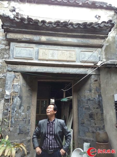 图说:文史专家周敏法在曹家老宅 新民晚报记者 俞亮鑫 摄